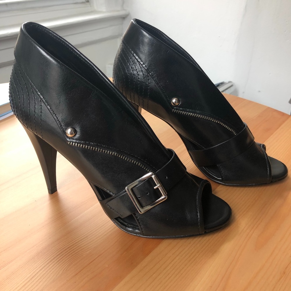 Pour La Victoire Open Toe Leather Pump